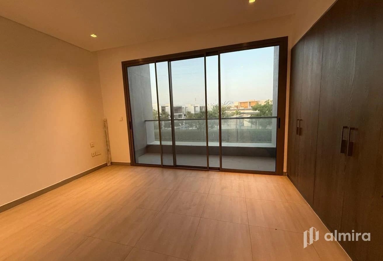 Single Row | Vacant | Modern Finishes | Prime Area
